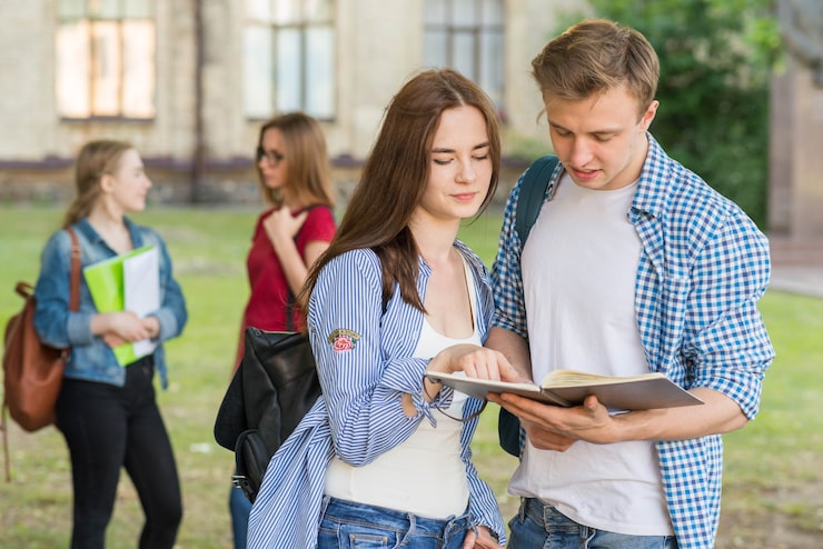 Foto gratuito gruppo di giovani studenti di fronte all'edificio scolastico