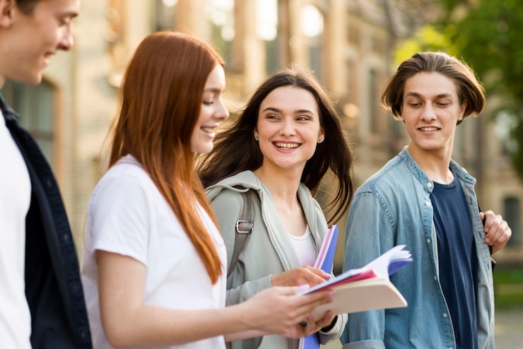 Foto gratuito gruppo di studenti felici di riunirsi