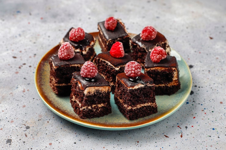Foto gratuito gustose torte mini al cioccolato fatte in casa, vista dall'alto