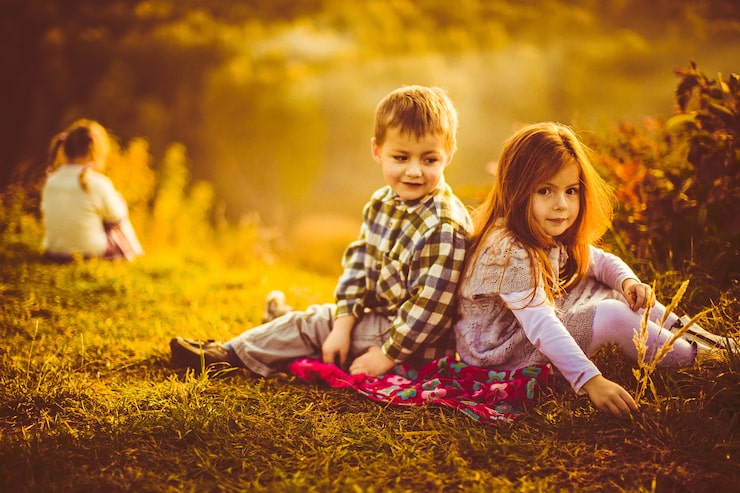 Foto gratuito i bambini si siedono fianco a fianco su un quadrato