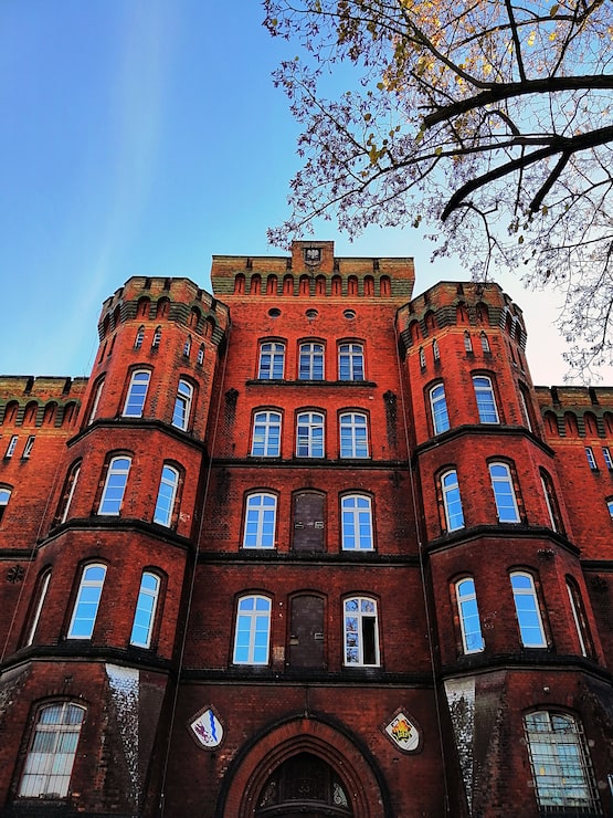 Foto gratuito inquadratura dal basso di un edificio in mattoni rossi a stargard, polonia.