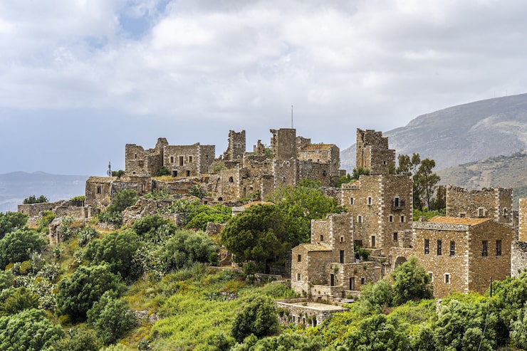 Foto gratuito la città abbandonata di vathia sulla penisola di mani