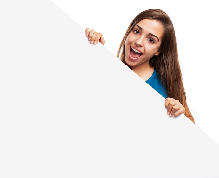 Foto gratuito la ragazza con la bocca aperta e un segno in bianco