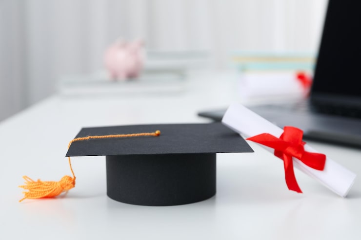 Foto gratuito laurea in scuola superiore e concetto universitario