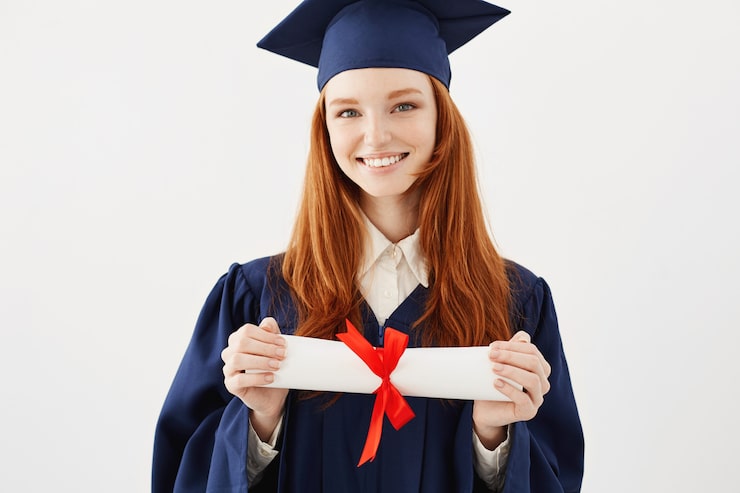 Foto gratuito laureato sexy felice della donna in diploma sorridente della tenuta del cappuccio.