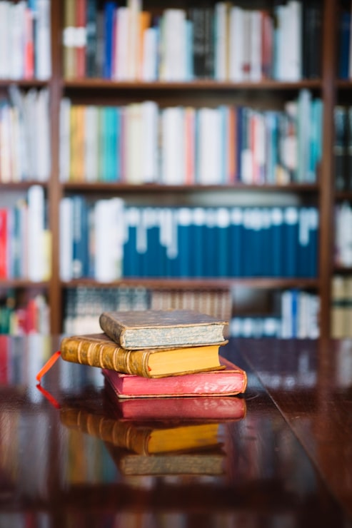 Foto gratuito libri antichi sul tavolo della biblioteca