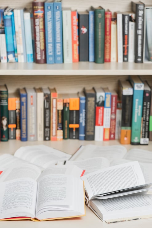 Foto gratuito libri aperti vicino alla libreria