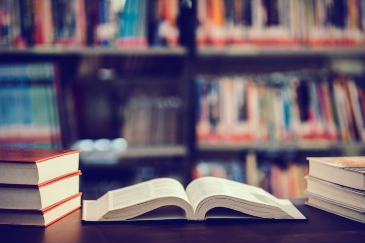 Foto gratuito libro in biblioteca con libro di testo aperto