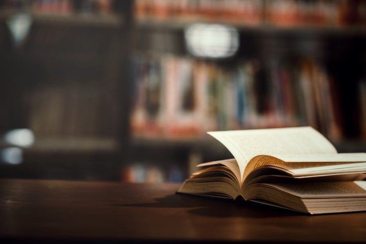 Foto gratuito libro in biblioteca con libro di testo aperto