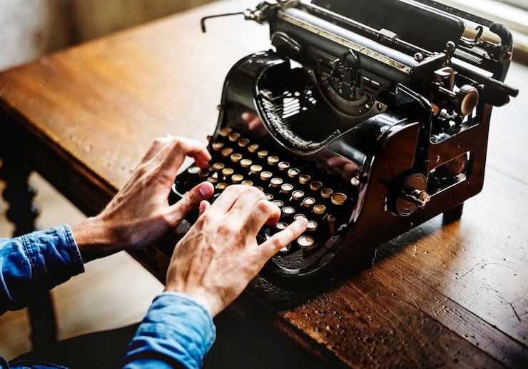 Foto gratuito mani che digitano la tastiera classica retrò antica della macchina da scrivere