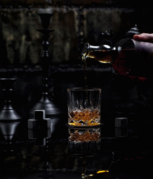 Foto gratuito metti un bicchiere di whisky scozzese finemente miscelato