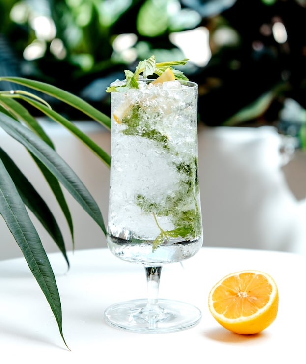Foto gratuito mojito con ghiaccio sul tavolo