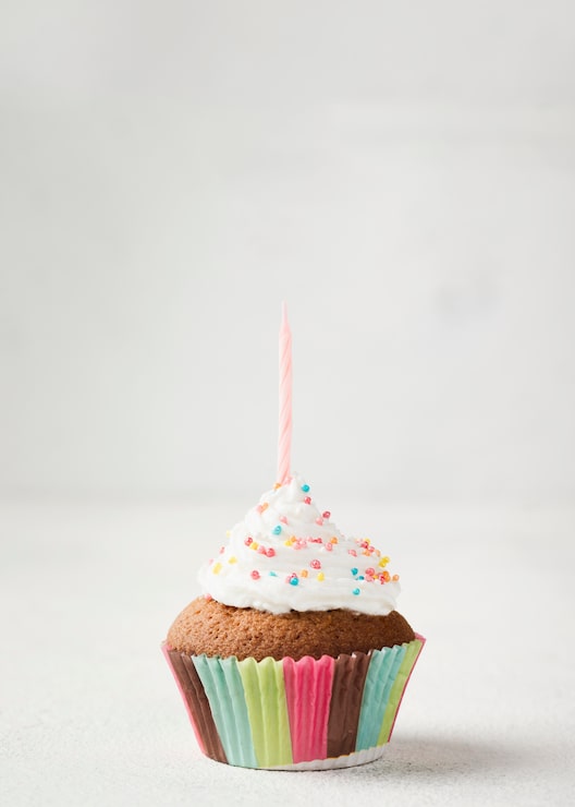 Foto gratuito muffin glassato delizioso con la candela