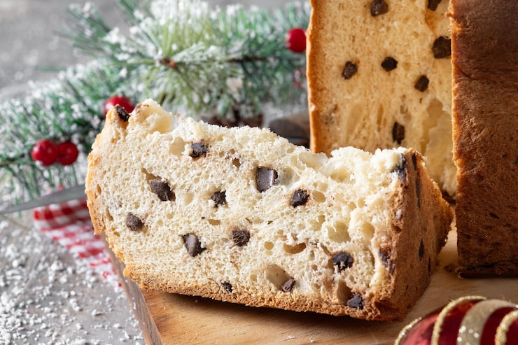 Foto gratuito panettone di torta di natale su sfondo di marmo