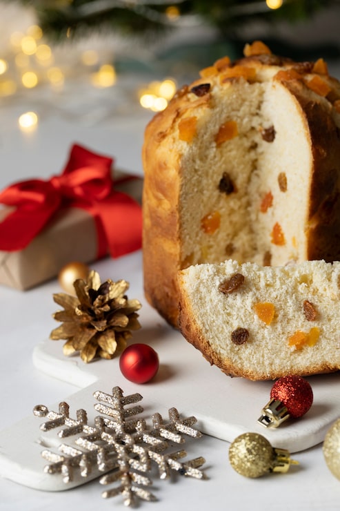Foto gratuito panettone e addobbi natalizi