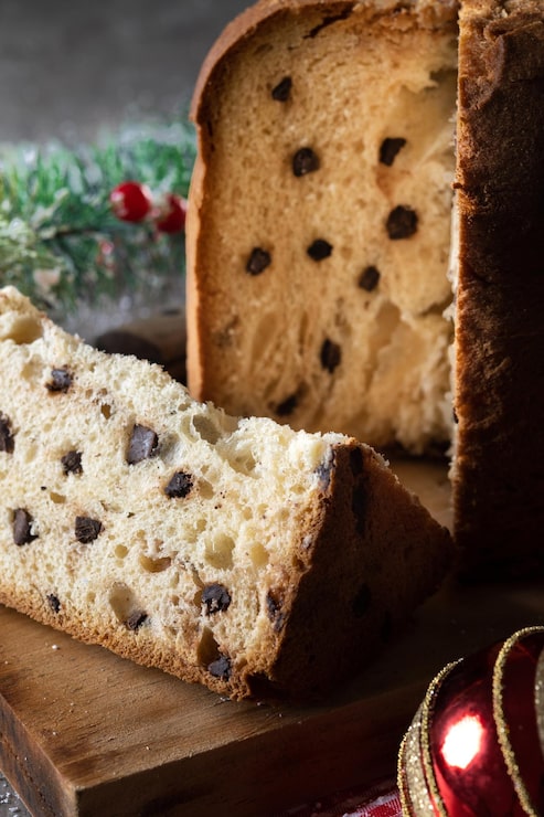 Foto gratuito panettone natalizio tradizionale con gocce di cioccolato