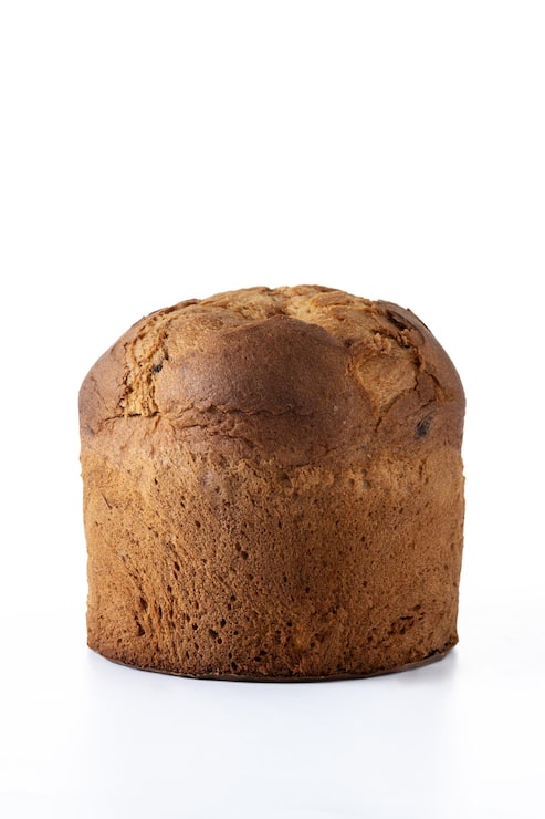 Foto gratuito panettone natalizio tradizionale isolato su sfondo bianco