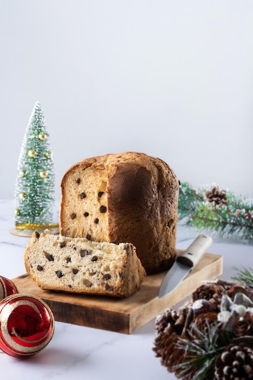 Foto gratuito panettone natalizio tradizionale su fondo marmoxa