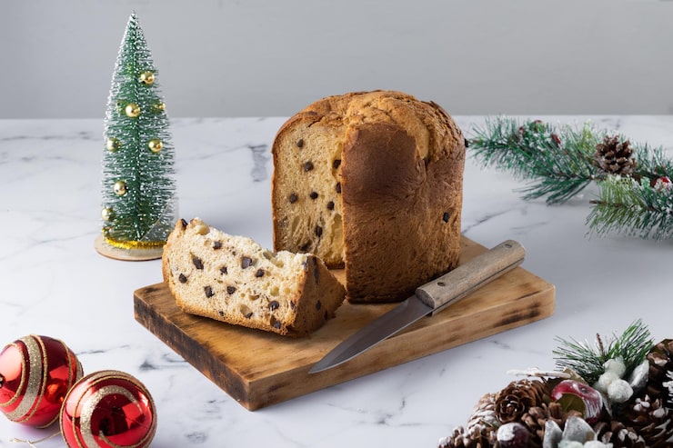 Foto gratuito panettone torta di natale su marmo bianco
