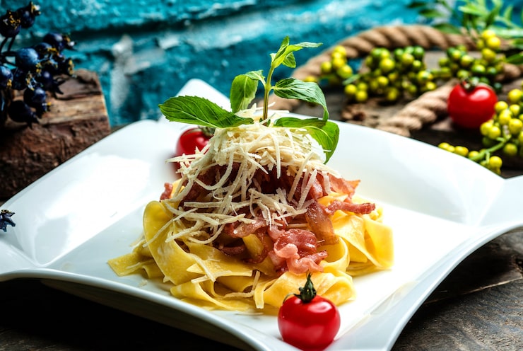 Foto gratuito pasta condita con formaggio ed erbe