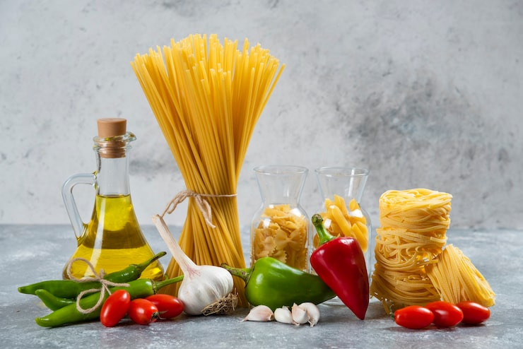 Foto gratuito pasta cruda con una bottiglia di vetro di olio e verdure.