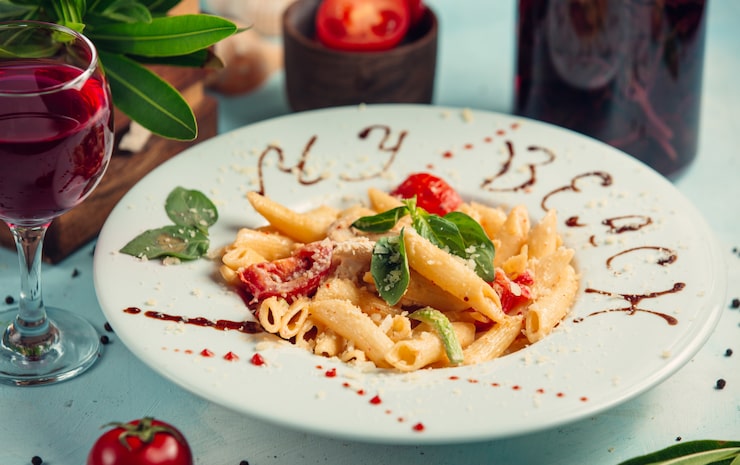 Foto gratuito penne con pomodori, parmigiano in cima