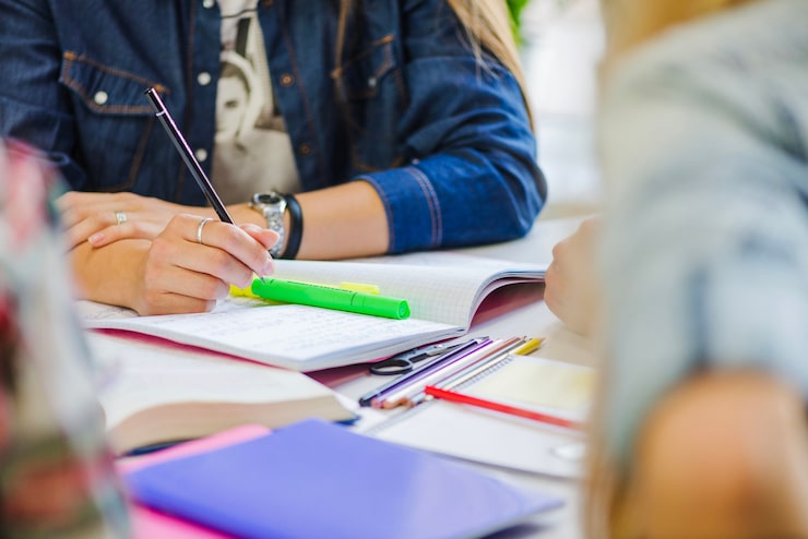 Foto gratuito persone anonime che studiano insieme