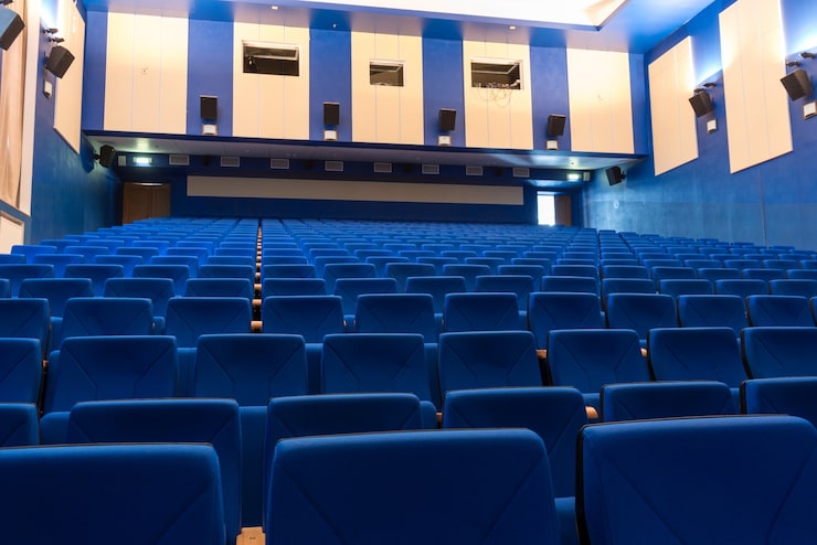 Foto gratuito poltrone blu nel cinema