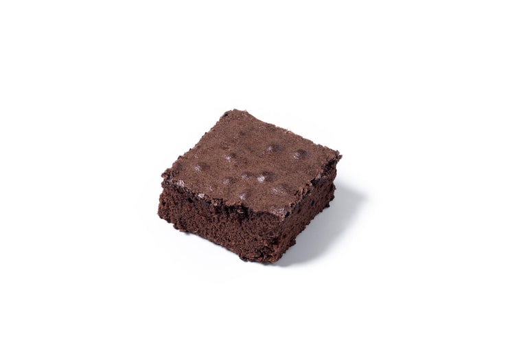 Foto gratuito porzione di brownie al cioccolato isolata su sfondo bianco