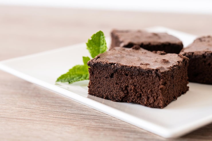 Foto gratuito porzione di brownie al cioccolato su un tavolo di legno