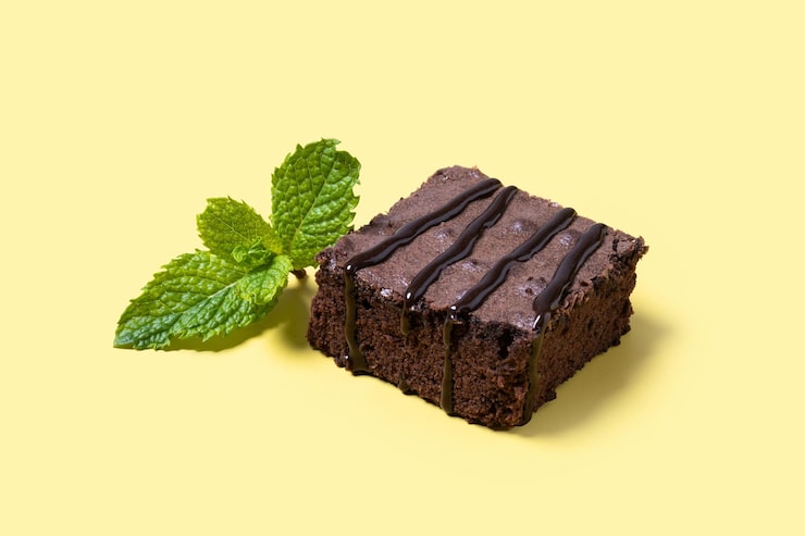 Foto gratuito porzioni di brownie al cioccolato su sfondo giallo