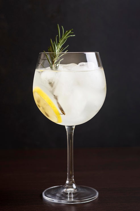 Foto gratuito primo piano bicchiere da cocktail aromatico al rosmarino
