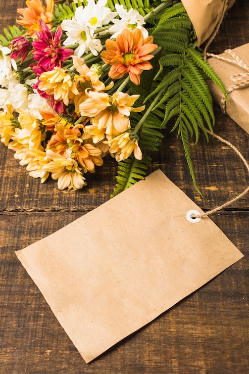 Foto gratuito primo piano dell'etichetta in bianco vicino al mazzo dei fiori freschi
