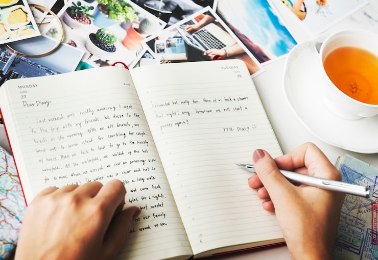 Foto gratuito primo piano delle mani scrivendo un diario