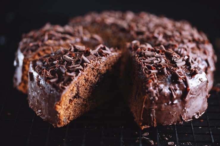 Foto gratuito primo piano di gustosa torta al cioccolato con pezzi di cioccolato su teglia.