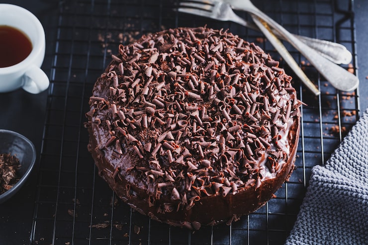 Foto gratuito primo piano di gustosa torta al cioccolato con pezzi di cioccolato su teglia.