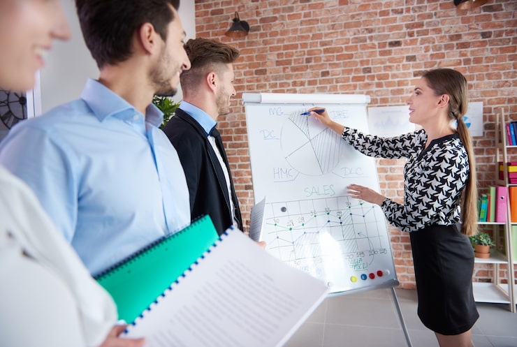 Foto gratuito prossimo piano sulle persone che lavorano in ufficio