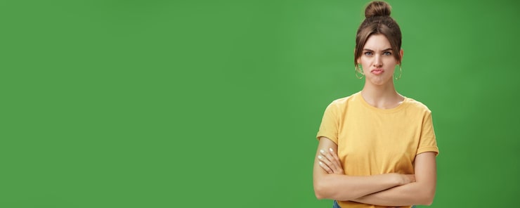 Foto gratuito ragazza che non piace il risultato del lavoro che sembra dispiaciuta e seria alla telecamera che si accigliano e incrociano le mani