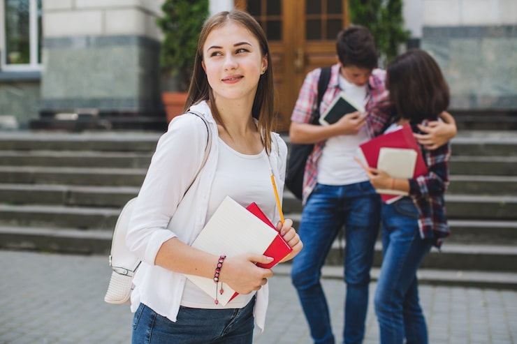Foto gratuito ragazza in posa sullo sfondo di coppia