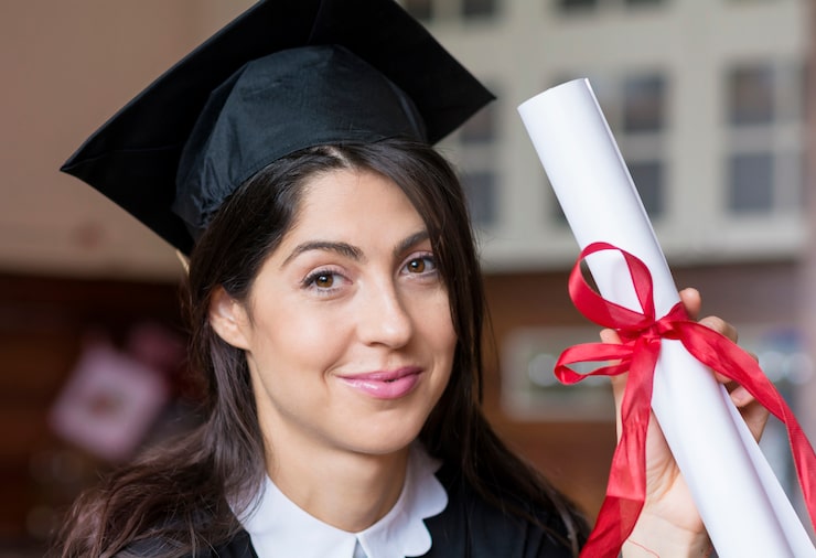 Foto gratuito ragazza orgogliosa con il suo diploma