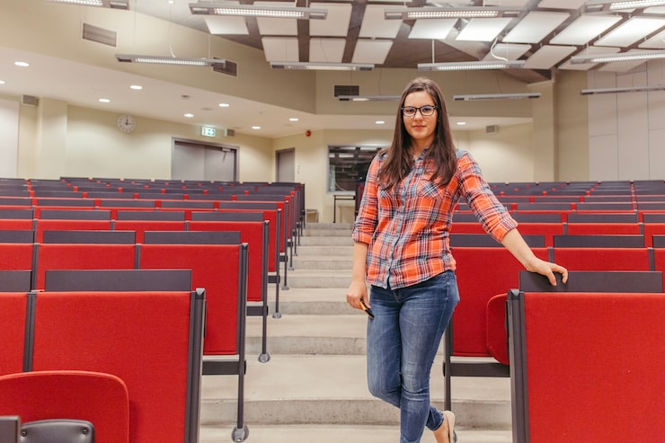 Foto gratuito ragazza posa in sala conferenze