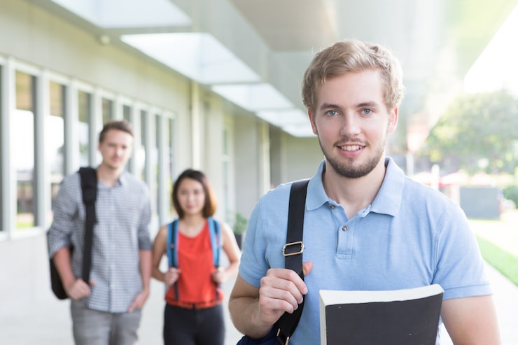 Foto gratuito ragazzo bello che gode dell'educazione all'università