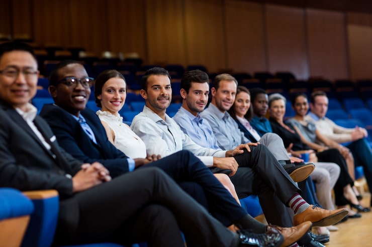 Foto gratuito ritratto dei dirigenti aziendali che partecipano a una riunione d'affari presso il centro conferenze