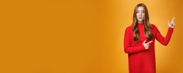 Foto gratuito ritratto di donna rossa elegante ed elegante con lentiggini e capelli lunghi in abito rosso lavorato a maglia poi