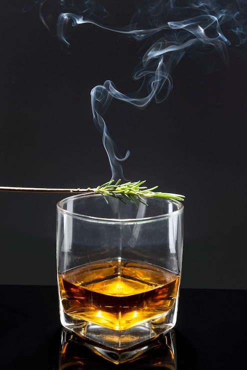 Foto gratuito rosmarino affumicato su bicchiere di whisky