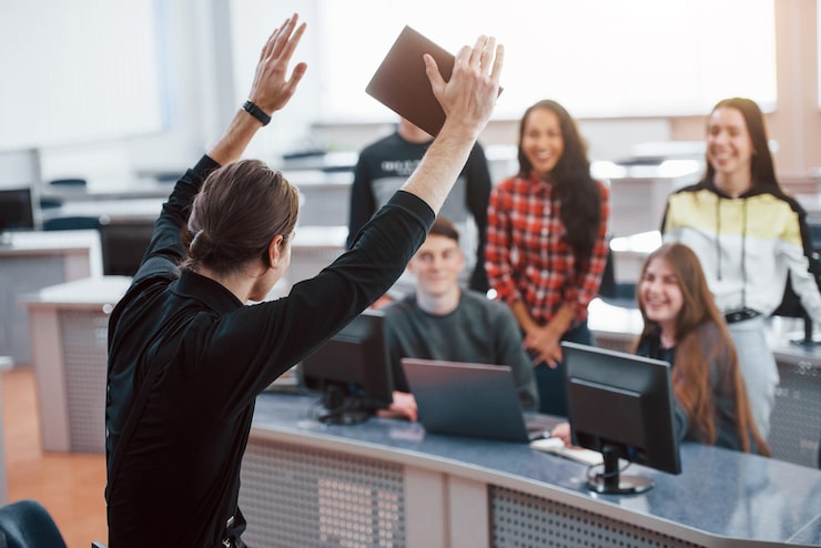 Foto gratuito sarà un successo. gruppo di giovani in abiti casual che lavorano nell'ufficio moderno
