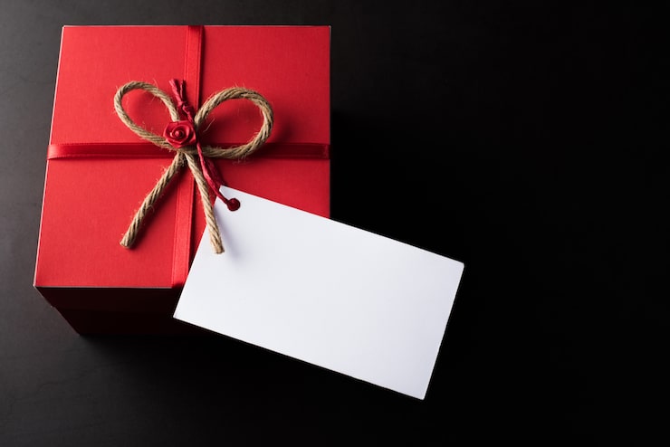 Foto gratuito scatola regalo con un biglietto bianco vuoto