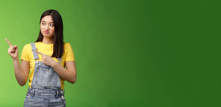 Foto gratuito sconvolto studentessa asiatica carina tirando la faccia rimpianto vergogna peccato perdere buone possibilità acquistare vendita di prodotti