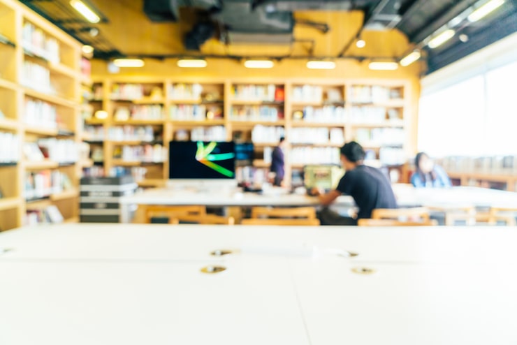 Foto gratuito sfocare lo sfondo interno della biblioteca