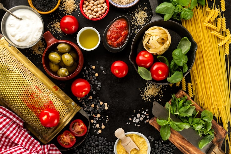 Foto gratuito sfondo alimentare concetto di alimento con vari ingredienti freschi gustosi per la cottura. ingredienti alimentari italiani. vista dall'alto con lo spazio di copia.